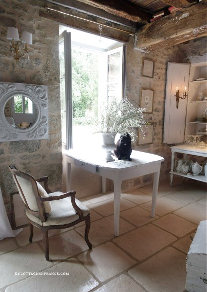 fermette haut limousin, décoration romantique blanche, murs en pierres apparentes, style cottage romantique, campagne chic, meubles repeints en blanc