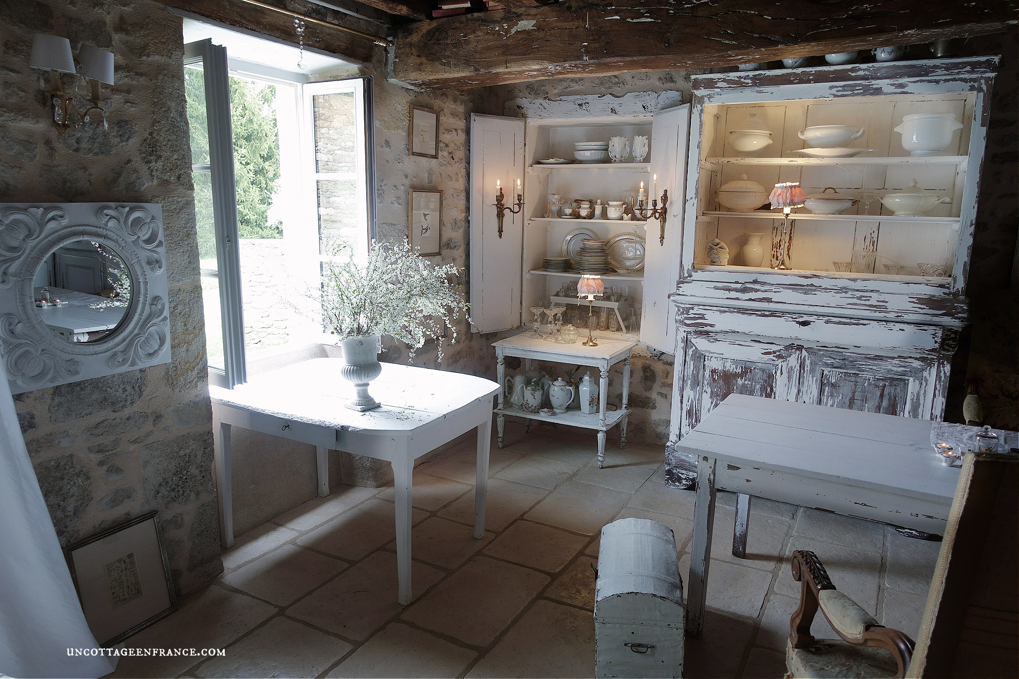 fermette haut limousin, décoration romantique blanche, murs en pierres apparentes, style cottage romantique, campagne chic, meubles repeints en blanc