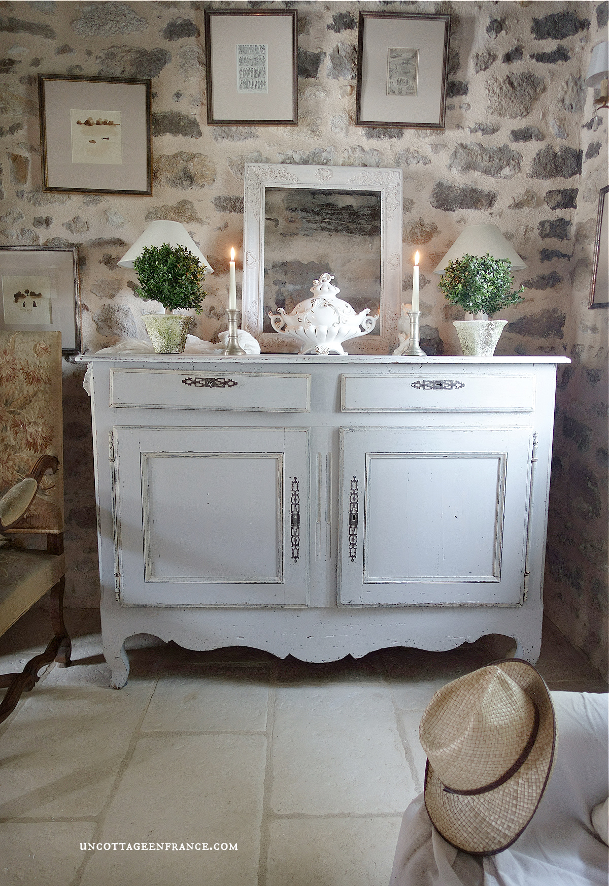 fermette haut limousin, décoration romantique blanche, murs en pierres apparentes, style cottage romantique, campagne chic, meubles repeints en blanc