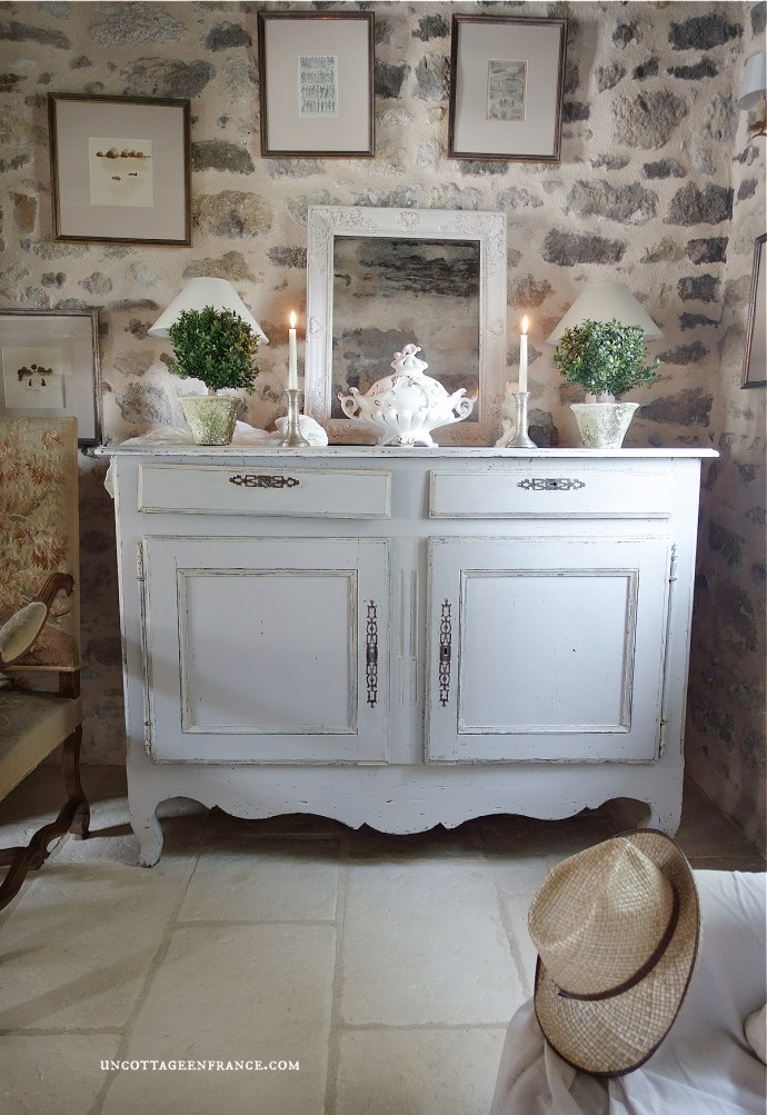 fermette haut limousin, décoration romantique blanche, murs en pierres apparentes, style cottage romantique, campagne chic, meubles repeints en blanc