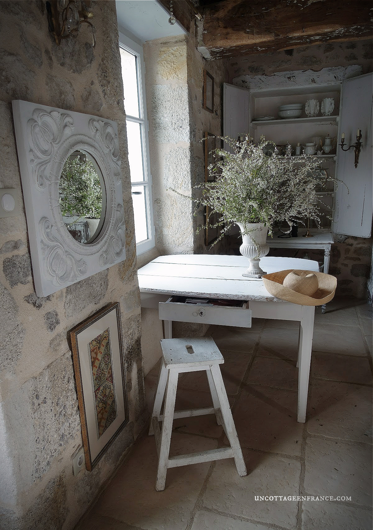 French country decor & living, white cottage charm, shabby home, rustic home, chippy paint, fresh blooms, style campagne chic, brocante, maison de campagne, maison campagne chic, déco campagne chic, déco maison de campagne, maison rustique, haute bohème, déco shabby chic