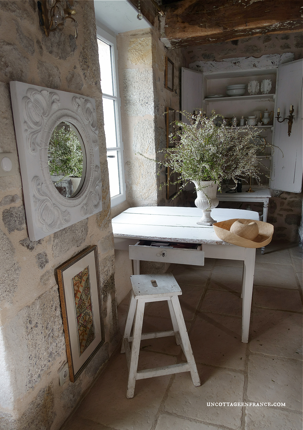 fermette haut limousin, décoration romantique blanche, murs en pierres apparentes, style cottage romantique, campagne chic, meubles repeints en blanc
