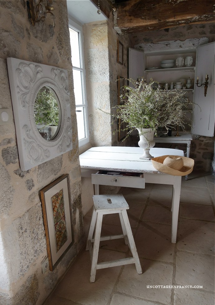 fermette haut limousin, décoration romantique blanche, murs en pierres apparentes, style cottage romantique, campagne chic, meubles repeints en blanc