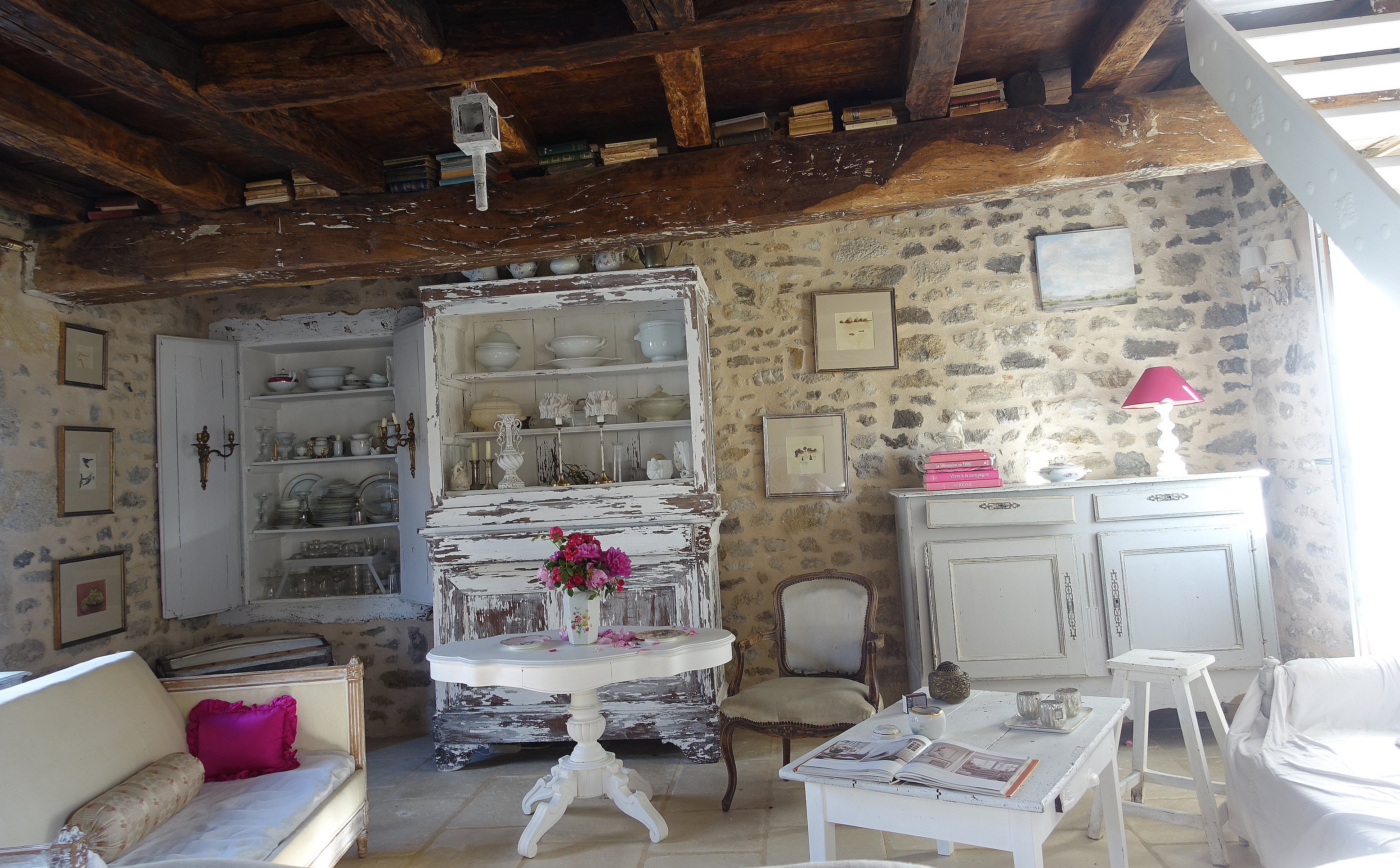 French country decor & living, white cottage charm, shabby home, rustic home, chippy paint, fresh blooms, style campagne chic, brocante, maison de campagne, maison campagne chic, déco campagne chic, déco maison de campagne, maison rustique, haute bohème, déco shabby chic rose