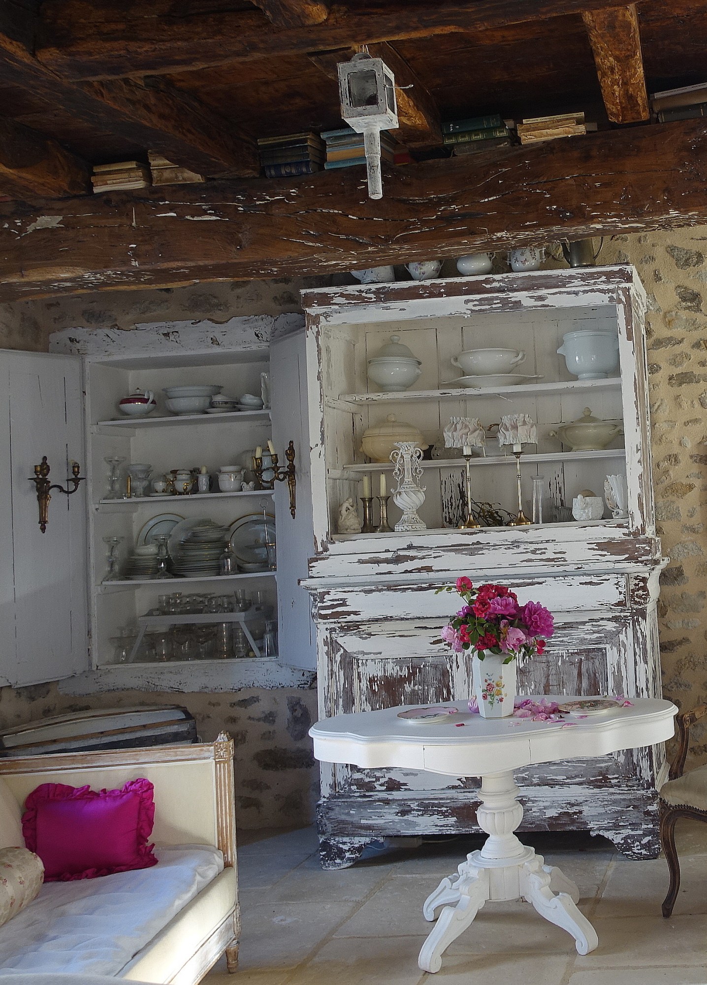 French country decor & living, white cottage charm, shabby home, rustic home, chippy paint, fresh blooms, style campagne chic, brocante, maison de campagne, maison campagne chic, déco campagne chic, déco maison de campagne, maison rustique, haute bohème, déco shabby chic