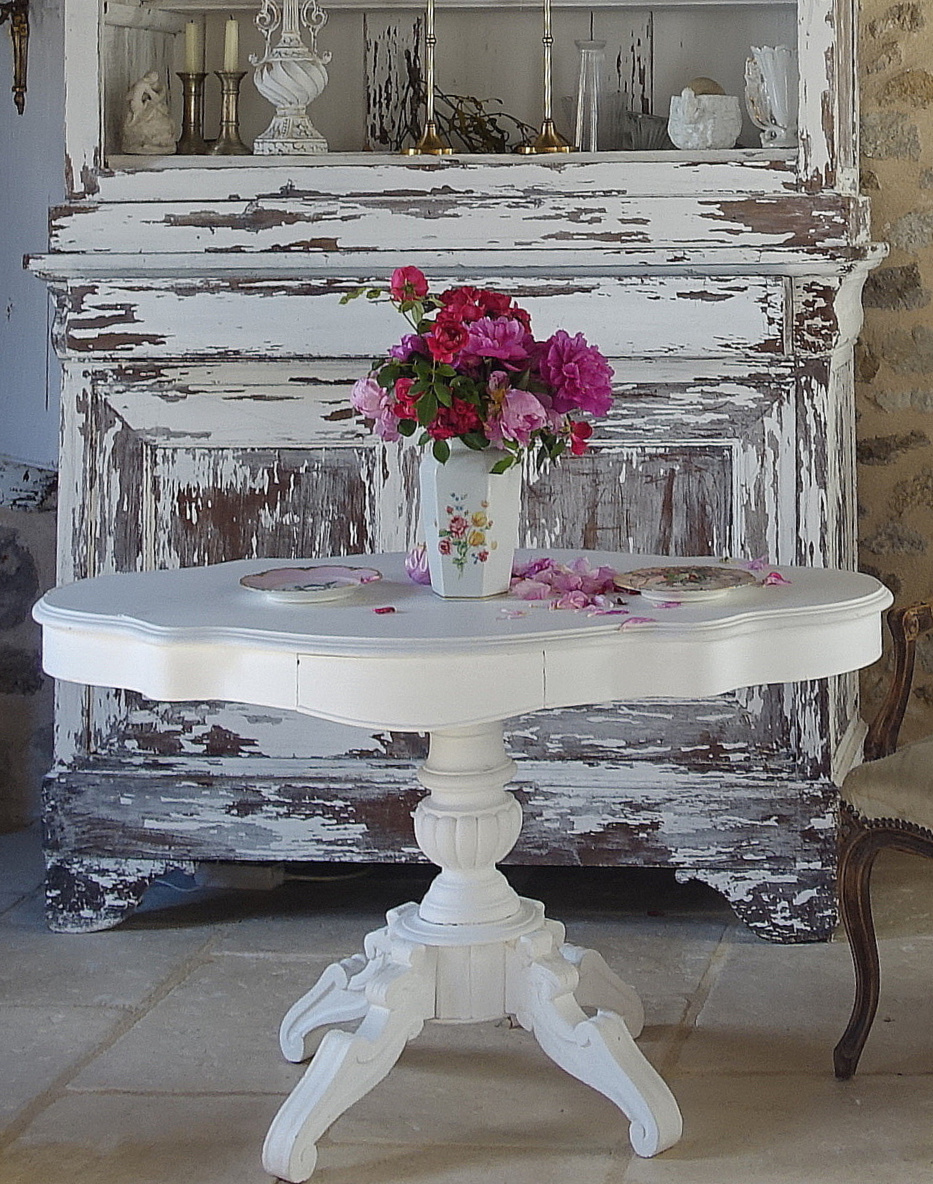 French country decor & living, white cottage charm, shabby home, rustic home, chippy paint, fresh blooms, style campagne chic, brocante, maison de campagne, maison campagne chic, déco campagne chic, déco maison de campagne, maison rustique, haute bohème, déco shabby chic rose