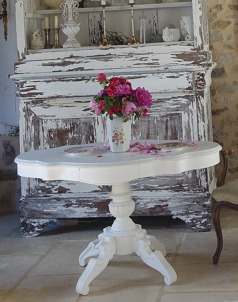 French country decor & living, white cottage charm, shabby home, rustic home, chippy paint, fresh blooms, style campagne chic, brocante, maison de campagne, maison campagne chic, déco campagne chic, déco maison de campagne, maison rustique, haute bohème, déco shabby chic
