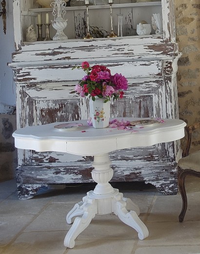 French country decor & living, white cottage charm, shabby home, rustic home, chippy paint, fresh blooms, style campagne chic, brocante, maison de campagne, maison campagne chic, déco campagne chic, déco maison de campagne, maison rustique, haute bohème, déco shabby chic