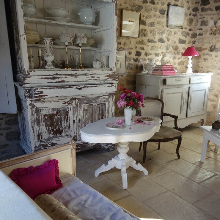 French country decor & living, white cottage charm, shabby home, rustic home, chippy paint, fresh blooms, style campagne chic, brocante, maison de campagne, maison campagne chic, déco campagne chic, déco maison de campagne, maison rustique, haute bohème, déco shabby chic