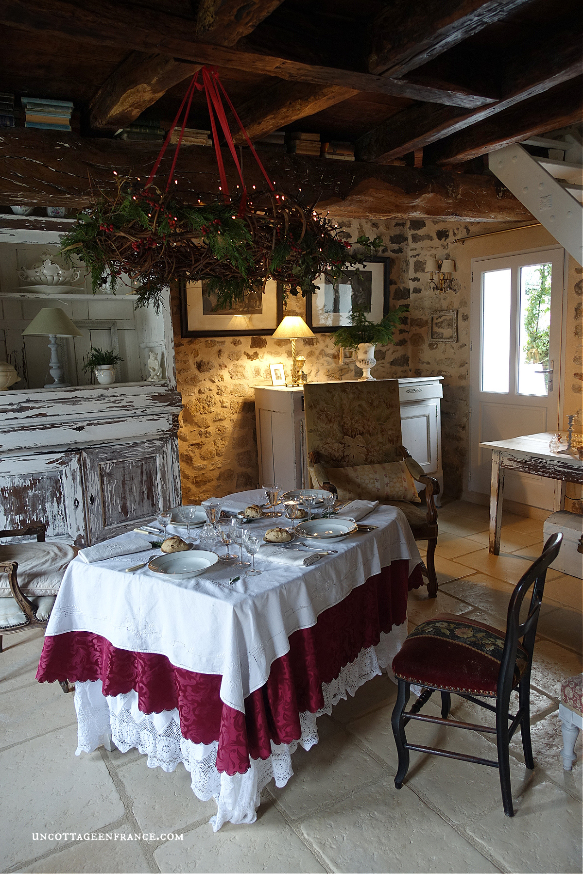 nouvel an campagne chic, colette malpaud, un cottage en French country decor & living, white cottage charm, shabby home, rustic home, chippy paint, fresh blooms, style campagne chic, brocante, maison de campagne, maison campagne chic, déco campagne chic, déco maison de campagne, maison rustique, haute bohème, déco shabby chic