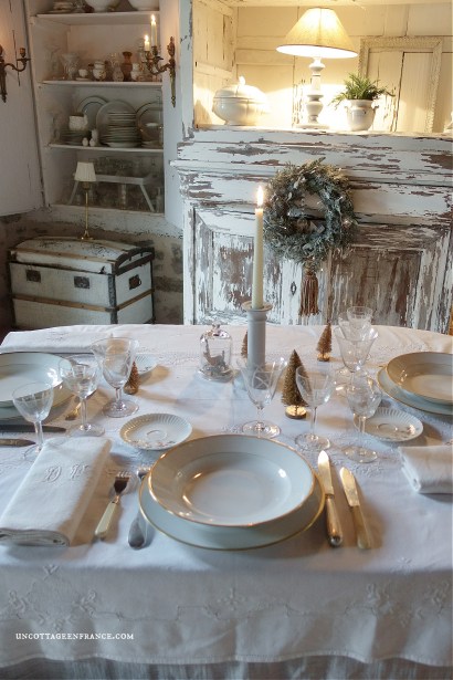 French country decor & living, white cottage charm, shabby home, rustic home, chippy paint, fresh blooms, style campagne chic, brocante, maison de campagne, maison campagne chic, déco campagne chic, déco maison de campagne, maison rustique, haute bohème, déco shabby chic