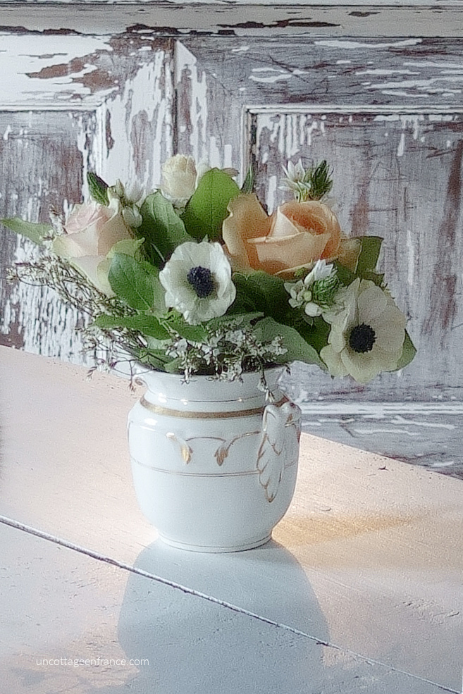 French country decor & living, white cottage charm, shabby home, rustic home, chippy paint, fresh blooms, style campagne chic, brocante, maison de campagne, maison campagne chic, déco campagne chic, déco maison de campagne, maison rustique, haute bohème, déco shabby chic