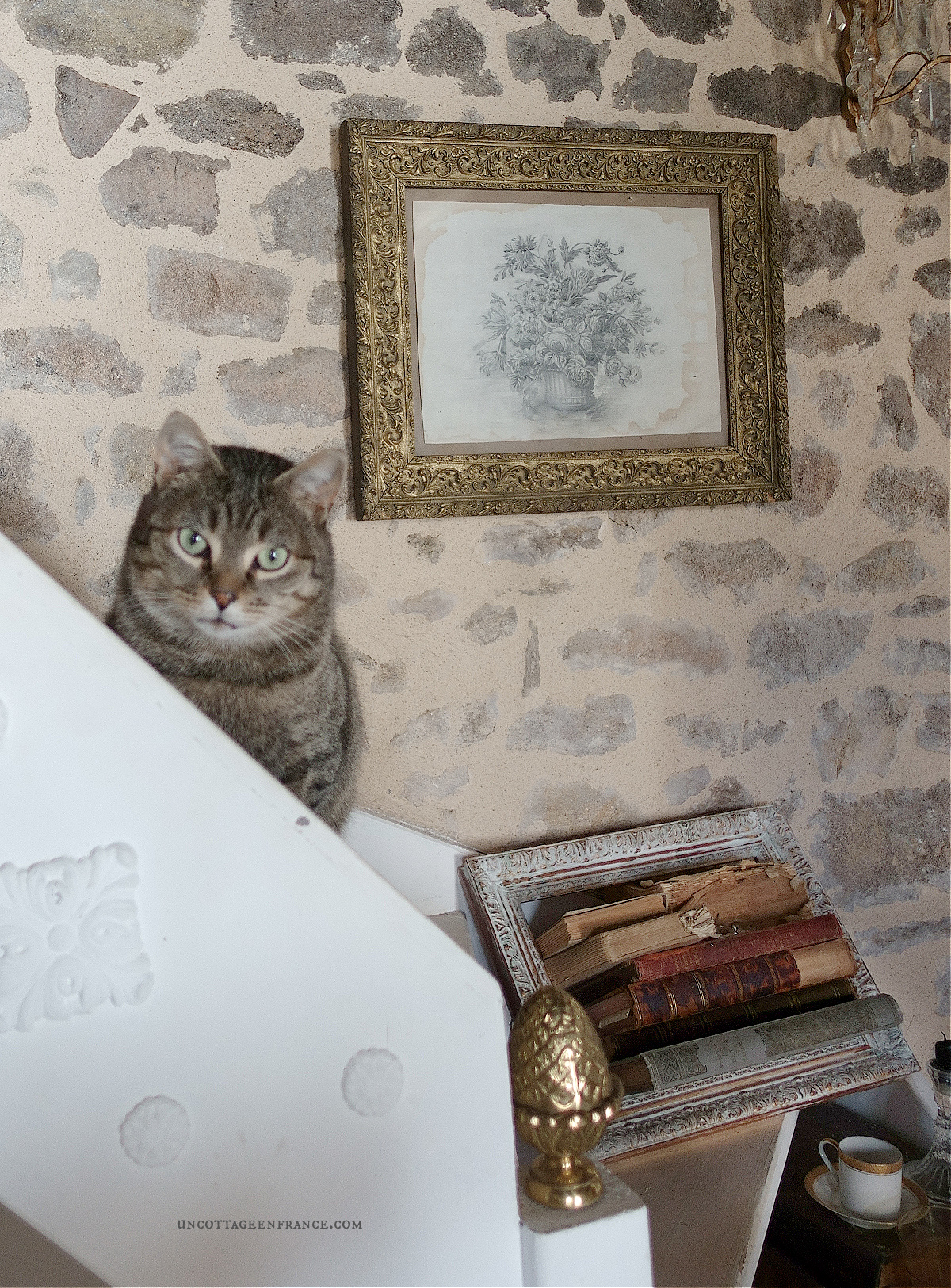 French country decor & living, white cottage charm, shabby home, rustic home, chippy paint, fresh blooms, style campagne chic, brocante, maison de campagne, maison campagne chic, déco campagne chic, déco maison de campagne, maison rustique, haute bohème, déco shabby chic