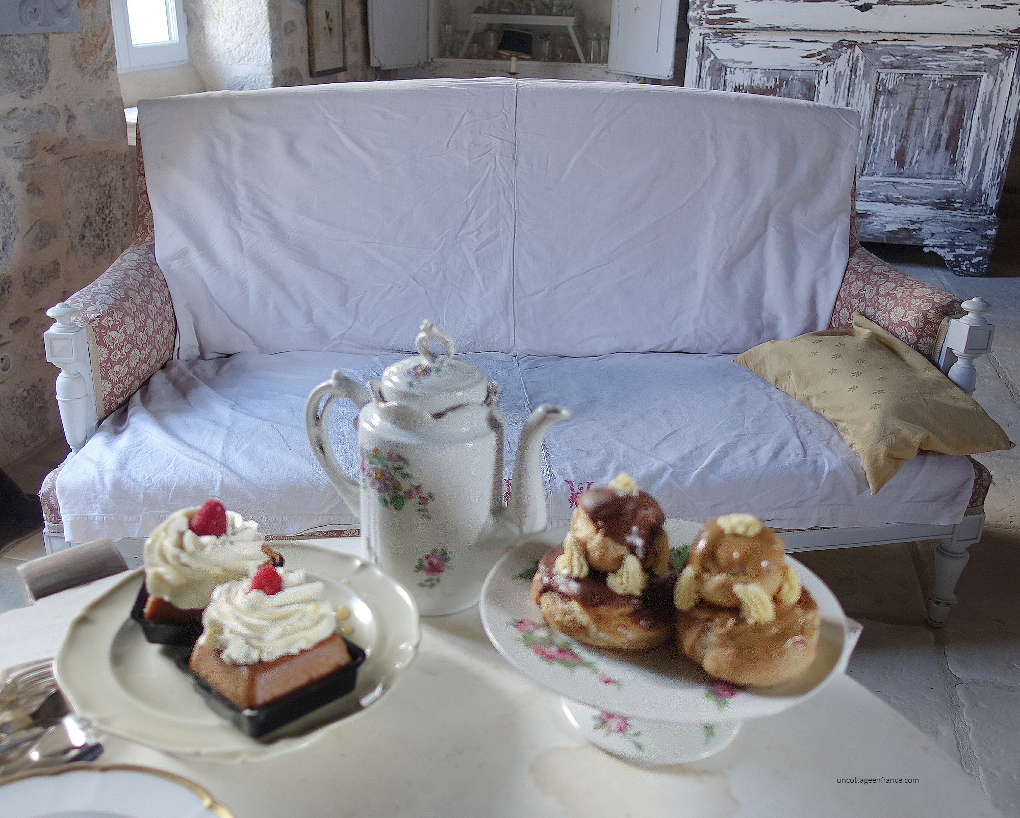 French country decor & living, white cottage charm, shabby home, rustic home, chippy paint, fresh blooms, style campagne chic, brocante, maison de campagne, maison campagne chic, déco campagne chic, déco maison de campagne, maison rustique, haute bohème, déco shabby chic