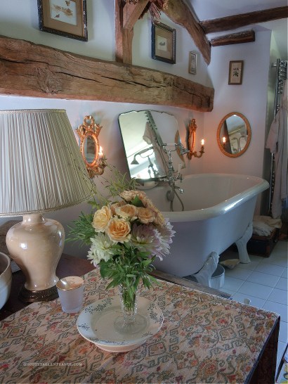 décor brocante, grenier chic, salle de bain sous les combles, french bathroom inspirations, french cottage bathroom, campagne chic salle d'eau