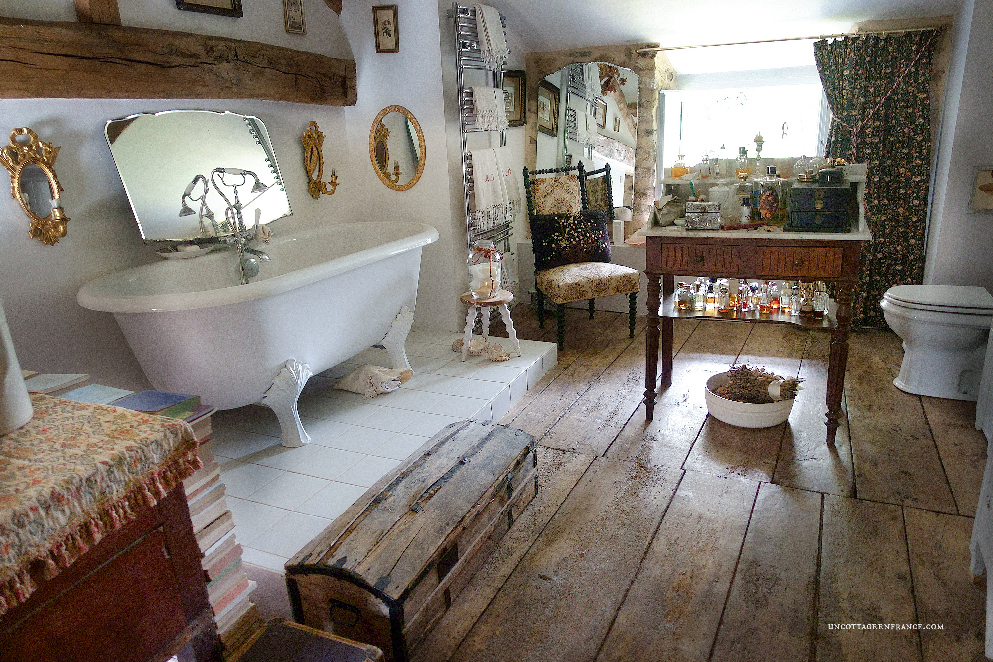 décor brocante, grenier chic, salle de bain sous les combles, french bathroom inspirations, french cottage bathroom, campagne chic salle d'eau