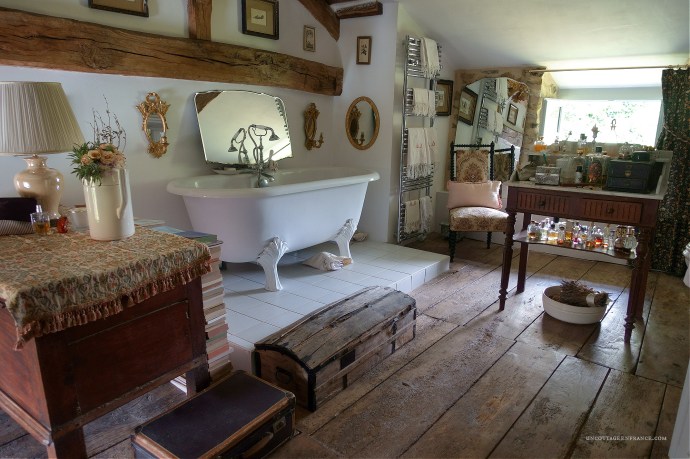 décor brocante, grenier chic, salle de bain sous les combles, french bathroom inspirations, french cottage bathroom, campagne chic salle d'eau