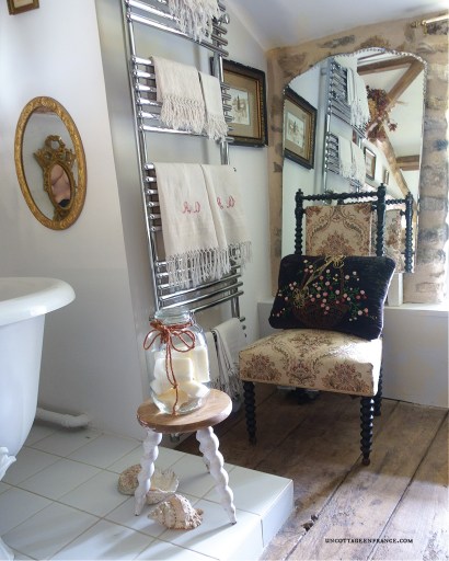 décor brocante, grenier chic, salle de bain sous les combles, french bathroom inspirations, french cottage bathroom, campagne chic salle d'eau