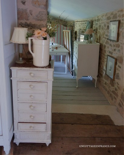 décor brocante, grenier chic, salle de bain sous les combles, french bathroom inspirations, french cottage bathroom, campagne chic salle d'eau