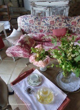 truc pour supporter canicule, housse de canapé fleurs