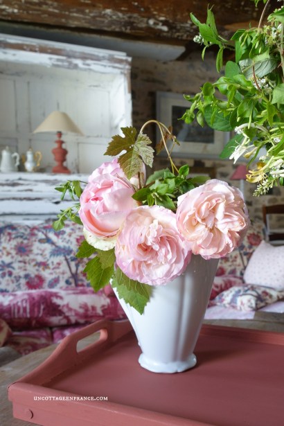 truc pour supporter canicule, housse de canapé fleurs
