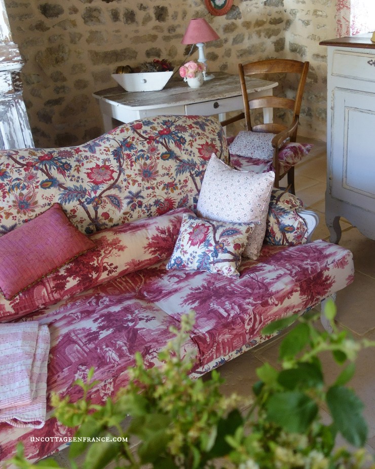 truc pour supporter canicule, housse de canapé fleurs